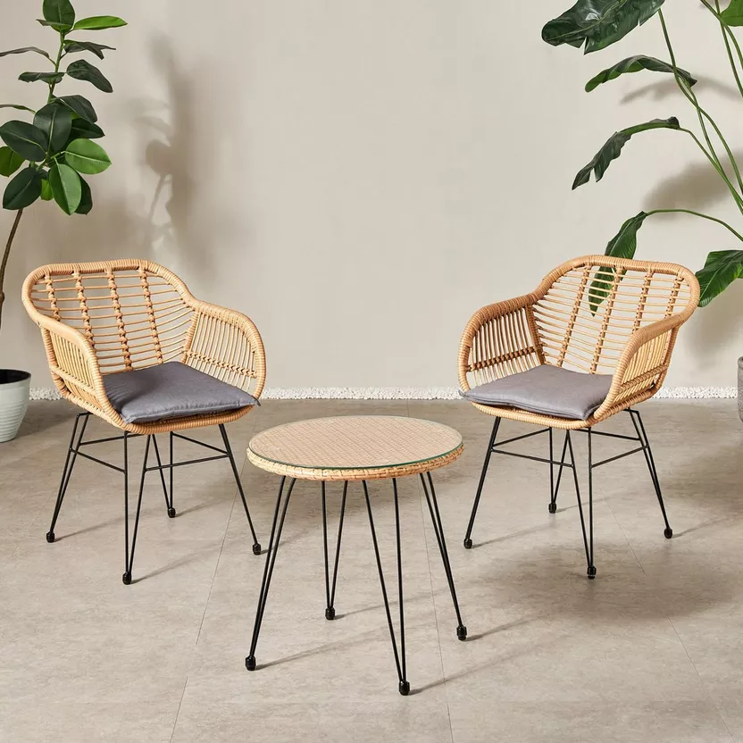 Чайный столик и два стула